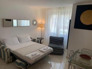 1 dormitorio con 1 cama y 1 silla en Tuanis en Nápoles