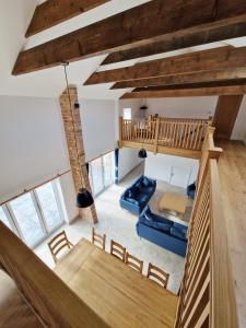 vistas panorámicas a una sala de estar con techos de madera en The Hayloft, en Lincolnshire