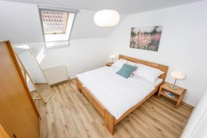 Habitación pequeña con cama y ventana en Vinařský apartmán Špalek, en Nový Šaldorf