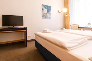 TV a/nebo společenská místnost v ubytování Strandhotel Bansiner Hof