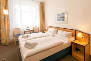 Postel nebo postele na pokoji v ubytování Strandhotel Bansiner Hof