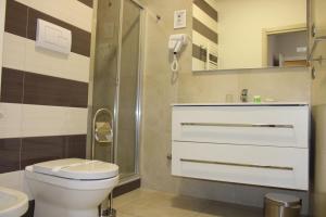 A bathroom at Brain Rooms & Suite