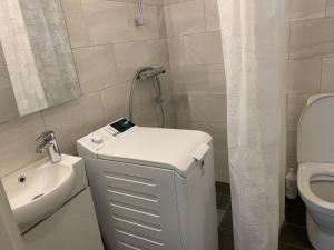 Koupelna v ubytování Inviting Apartment in Kista Stockholm