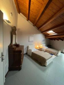 a bedroom with two beds and a wooden ceiling at Appartamento Stadio in Cremona