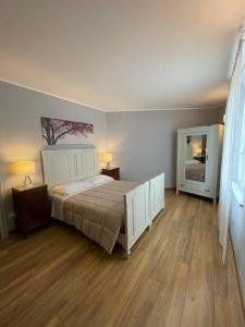 um quarto com uma cama e piso em madeira em Appartamento Stadio em Cremona