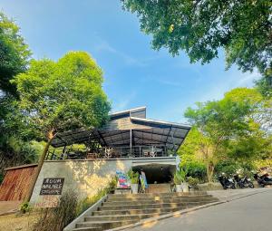un edificio con una escalera que conduce a él en Live In Leaf Koh Tao, en Ko Tao