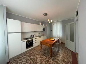 a kitchen with a wooden table in a room at Appartamento Stadio in Cremona