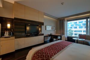 Postel nebo postele na pokoji v ubytování JW Marriott Hotel New Delhi Aerocity