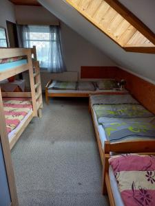 Poschodová posteľ alebo postele v izbe v ubytovaní RESTAURACE A PENZION MÁJA