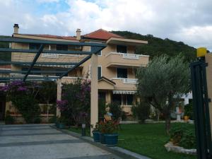 a building with plants and flowers in front of it at Apartments Laništa Dragović in Petrovac na Moru