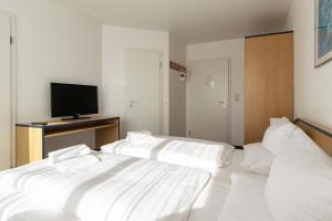 Postel nebo postele na pokoji v ubytování Strandhotel Bansiner Hof