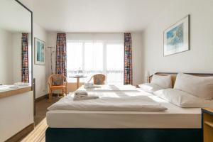 Postel nebo postele na pokoji v ubytování Strandhotel Bansiner Hof
