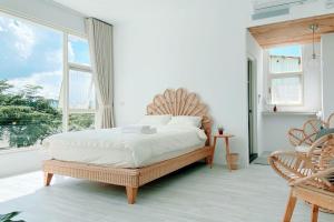 ein Schlafzimmer mit einem Bett und einem großen Fenster in der Unterkunft 埔里-阮兜小丘 in Puli