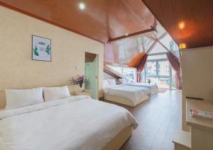 Postel nebo postele na pokoji v ubytování HOTEL NẮNG CHIỀU ĐÀ LẠT
