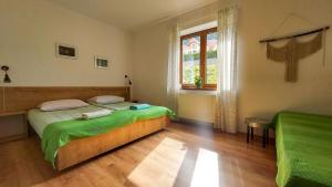 1 dormitorio con 2 camas y ventana en Willa Rudy en Stronie Śląskie