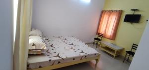 Кровать или кровати в номере Bimala Hotel