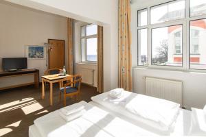 Postel nebo postele na pokoji v ubytování Strandhotel Bansiner Hof