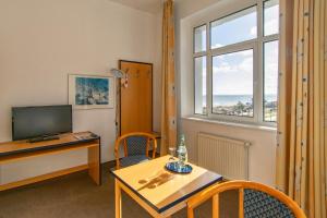 TV a/nebo společenská místnost v ubytování Strandhotel Bansiner Hof