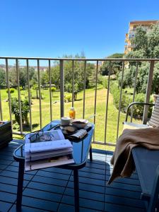 een tafel met een dienblad met eten op een balkon bij Minerva Estudio Suite LA BIZNAGA , beach and pool BENALMADENA in Benalmádena