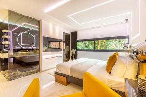 1 dormitorio con 1 cama grande y 1 silla amarilla en Escale VIP Cœur de l'Hivernage en Face du Sofitel, en Marrakech