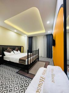 um quarto de hotel com duas camas num quarto em Wins House - khách sạn em Duong Dong