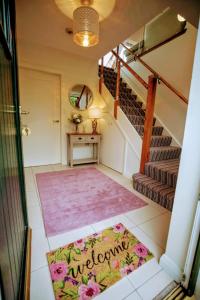 Cette chambre est dotée d'un tapis et d'un escalier. dans l'établissement Mourne Magic House-Riverside luxury in Newcastle, à Newcastle