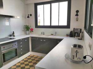 Kuchyňa alebo kuchynka v ubytovaní MAISON LOUISE a 300m de la Grande Plage