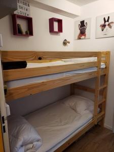 オー・ボンヌにあるappartement résidence val soleil.の小さなドミトリールームの二段ベッド2台分です。