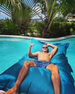 Der Swimmingpool an oder in der Nähe von Clandestino Hostel Canggu