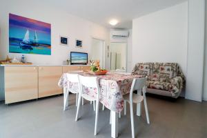 TV a/nebo společenská místnost v ubytování Appartamenti Gherbin Jesolo