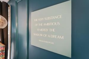 ramka na niebieskiej ścianie z cytatem w obiekcie Emerald Stays UK at The Adelphi w mieście Stratford-upon-Avon