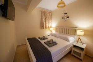 a bedroom with a bed with a tv and a bed sidx sidx sidx at Captains View Apartments in Platy