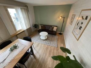 No.8 Boutique Apartment في Unterseen: غرفة معيشة مع طاولة وأريكة