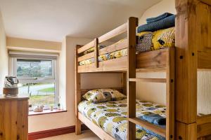 1 dormitorio con literas y ventana en Finest Retreats - Maes Neuadd, en Blaenau Ffestiniog