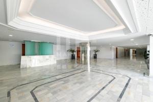 um grande átrio com um tecto branco e uma fonte em Amazing apartment ,center of Marbella, Beach 338 em Marbella