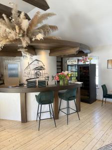 una cucina con ampia isola e sgabelli verdi da bar di Igates pils Brīvdienu māja a Myza Igate