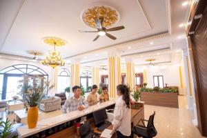 A restaurant or other place to eat at Vsana Vu Son Hotel