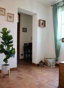 a living room with a potted plant on a tile floor at Casa Desi in Baura
