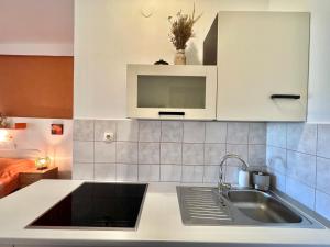 Kuchyňa alebo kuchynka v ubytovaní Apartmani Zeleni Raj
