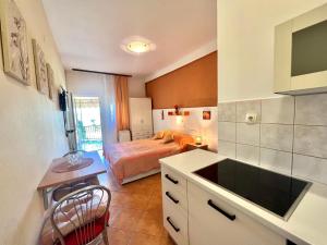 Kuchyňa alebo kuchynka v ubytovaní Apartmani Zeleni Raj