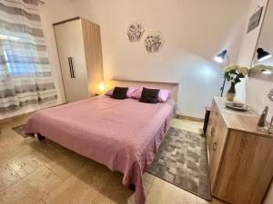Posteľ alebo postele v izbe v ubytovaní Apartmani Zeleni Raj