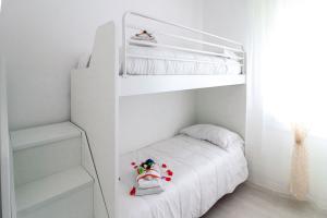 リド・ディ・イエゾロにあるAppartamenti Gherbinの白い部屋の白い二段ベッド