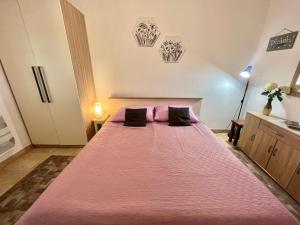 Posteľ alebo postele v izbe v ubytovaní Apartmani Zeleni Raj