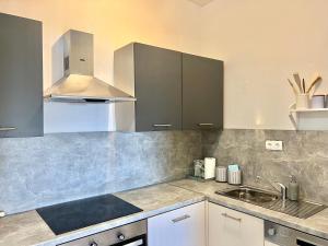 Kuchyňa alebo kuchynka v ubytovaní Apartmani Zeleni Raj
