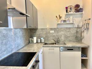 Kuchyňa alebo kuchynka v ubytovaní Apartmani Zeleni Raj