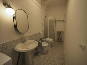 uma casa de banho com um lavatório, um WC e um espelho. em From Pedrotti em Desenzano del Garda