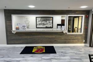 查尔斯湖查尔斯湖/萨尔弗速8酒店的商店前地板上的地毯