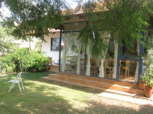 a house with a table and chairs in the yard at Barud Gedera Israel in Gedera