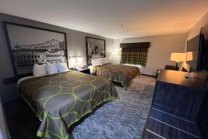 pokój hotelowy z dwoma łóżkami i telewizorem w obiekcie Super 8 by Wyndham Lake Charles/Sulphur w mieście Lake Charles