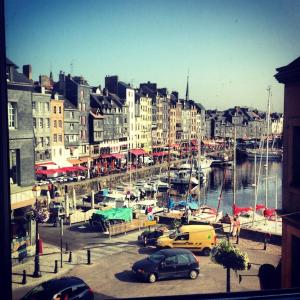przystań z bandą łodzi w porcie w obiekcie Centrally located, refurbished modern flat with views over the historic port w mieście Honfleur